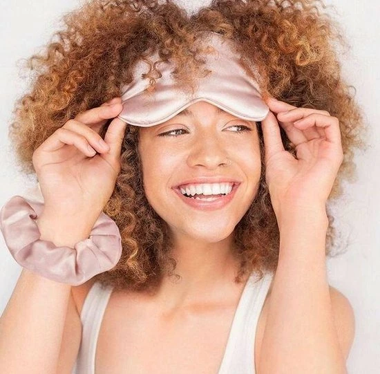 Gloednieuw ๐ Malinsi Slaapmasker 3-in-1 Bijpassend Zakje En Scrunchie - Roze - Oogmasker - Vrouwen - Zijde - Slaapmaskers - Slaap - Cadeau Voor Haar - Sinterklaas & Kerst ๐ 7 Gloednieuw ๐ Malinsi Slaapmasker 3-in-1 Bijpassend Zakje En Scrunchie - Roze - Oogmasker - Vrouwen - Zijde - Slaapmaskers - Slaap - Cadeau Voor Haar - Sinterklaas & Kerst ๐ - Afbeelding 5