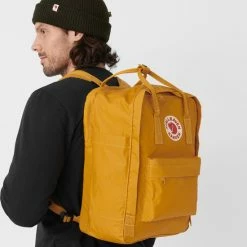 Uitgang 🌟 Fjallraven Fjällräven Kånken Laptop 17" Unisex Rugzak - Ochre ⭐ -Reisbagage-Reisaccessoires Winkel 550x583 2
