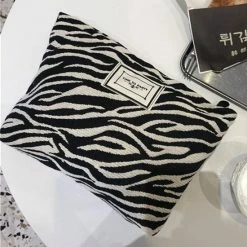 Groothandel ๐ Toilettas - Zebra Print | Make-Up Tas | 28 X 20 Cm | Jacquard / Katoen | Fashion Favorite ๐ฅฐ 12 Groothandel ๐ Toilettas - Zebra Print | Make-Up Tas | 28 X 20 Cm | Jacquard / Katoen | Fashion Favorite ๐ฅฐ -Reisbagage-Reisaccessoires Winkel 550x588 3
