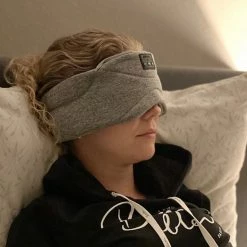 Beste deal 🤩 Slowwave Bluetooth Slaapmasker (premium) - Beste Keuze - 100% Verduisterend - Ultraplatte 'spons Speakers' (perfect Voor Zijslapers) - Koel En Ademend Materiaal - Volledig Verstelbaar - Excellente Geluidskwaliteit - Batterijduur: 13 Uur - Voor Mannen En Vrouw ⌛ -Reisbagage-Reisaccessoires Winkel 550x733 3