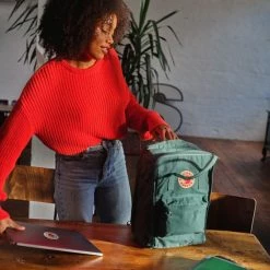 Kopen 😉 Fjallraven Fjällräven Kånken Laptop 17" Unisex Rugzak - Frost Green ⭐ -Reisbagage-Reisaccessoires Winkel 550x733 37