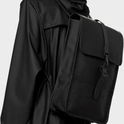 Nieuw 🥰 Rains Mini Rugzak 9 Liter - Zwart 😀 -Reisbagage-Reisaccessoires Winkel 550x766 5